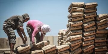 هدوء في سوق مواد البناء والأسمنت يسجل 4200 جنيه للمستهلك
