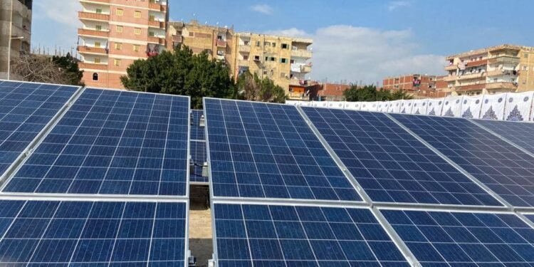 “متحدث الكهرباء”: 1.5 مليون جنيه تكلفة محطة شمسية لعقار 6 طوابق