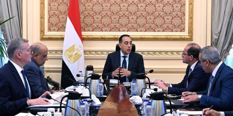 مدبولي يتابع مع وزراء الكهرباء والبترول والمالية تأمين احتياجات الوقود