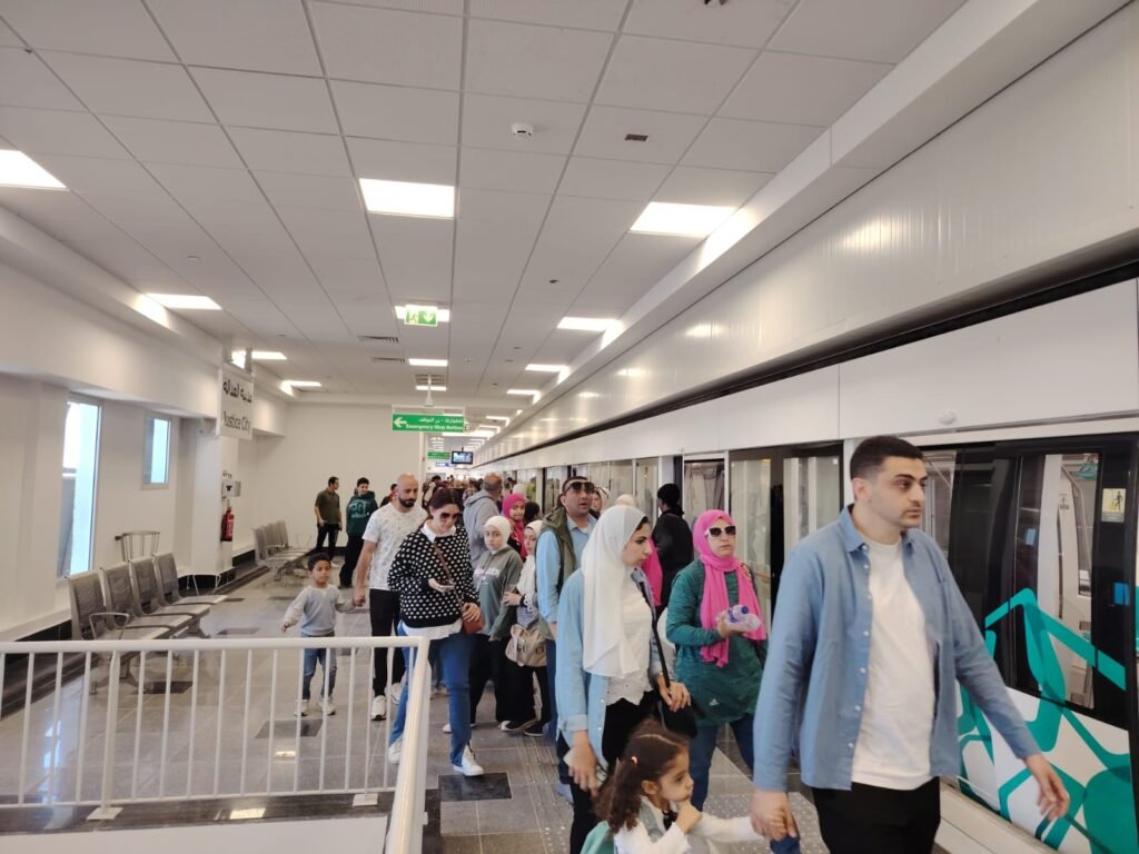إقبال جماهيري كبير على مونوريل شرق النيل في ثالث أيام تشغيله الرسمي