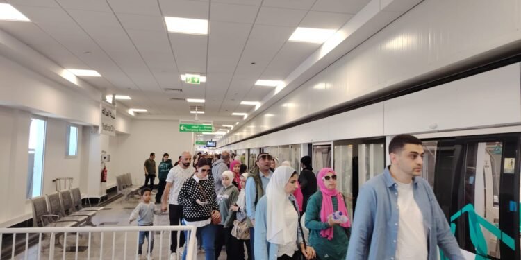 إقبال جماهيري كبير على مونوريل شرق النيل في ثالث أيام تشغيله الرسمي