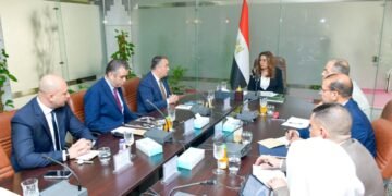 التنمية المحلية تبحث تطوير منظومة الميكروباص والسيرفيس