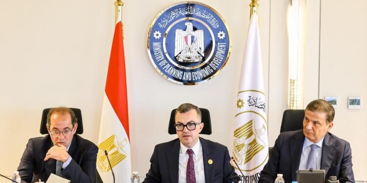 وزراء المالية والتخطيط والزراعة يجتمعون لخفض الأعباء عن المال العام