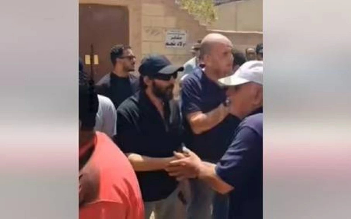 أحمد حلمي يؤم المصلين في جنازة والدته ببنها.. ويستقبل العزاء بمقابر العائلة