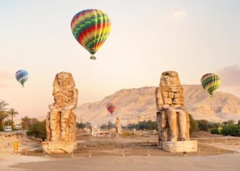 الطيران المدني يعلن إيقاف رحلات البالون الطائر بالأقصر مؤقتاً