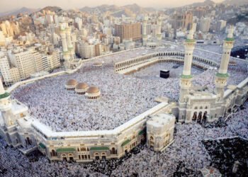 ملايين الحجاج يؤدون صلاة الجمعة بالحرم المكي الشريف
