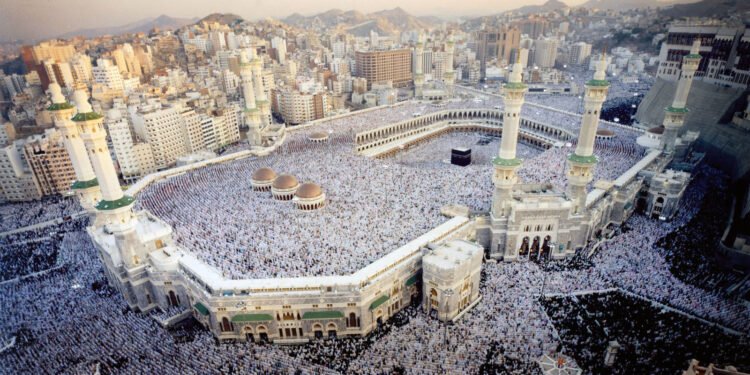 ملايين الحجاج يؤدون صلاة الجمعة بالحرم المكي الشريف