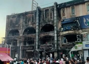 السيطرة على حريق واجهة مطعم بالعبور وتسجيل ثلاث حالات اختناق بالموقع