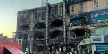 السيطرة على حريق واجهة مطعم بالعبور وتسجيل ثلاث حالات اختناق بالموقع