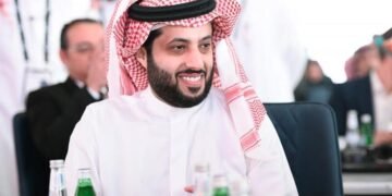 تركي آل الشيخ يعلن تنظيم نزال ملاكمة عالمي بالأهرامات