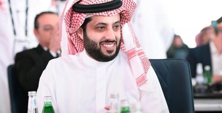 تركي آل الشيخ يعلن تنظيم نزال ملاكمة عالمي بالأهرامات
