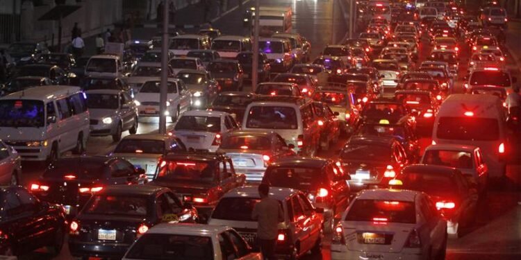 زحام مروري بمحاور القاهرة والجيزة مساء اليوم وانتشار مكثف لرجال المرور