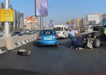 انقلاب سيارة ملاكي أعلى الطريق الدائري بالمعادي ورفع آثار الحادث لتسيير الحركة المرورية