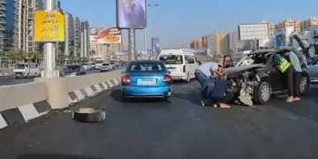 انقلاب سيارة ملاكي أعلى الطريق الدائري بالمعادي ورفع آثار الحادث لتسيير الحركة المرورية