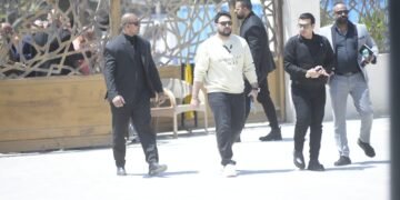 نجوم الفن والإعلام يشيعون جنازة هاني شاكر بمسجد أبو شقة