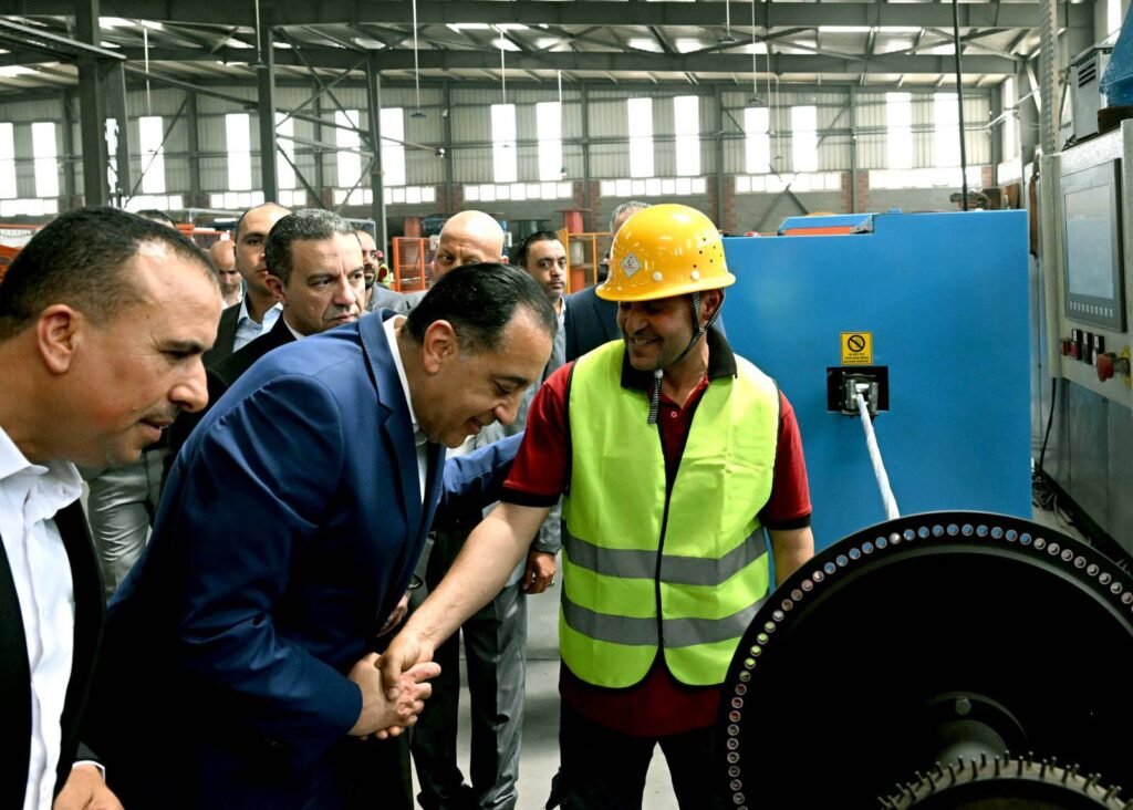 رئيس الوزراء يتفقد مصنع شركة “الوادي للكابلات”