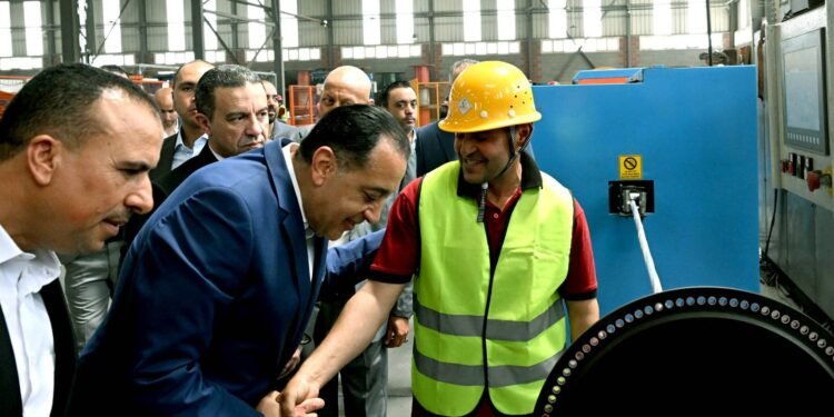 رئيس الوزراء يتفقد مصنع شركة “الوادي للكابلات”