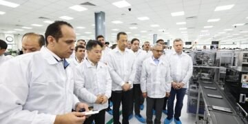 من بني سويف.. وزير الاتصالات يبشر بأسعار تنافسية للهواتف المحلية