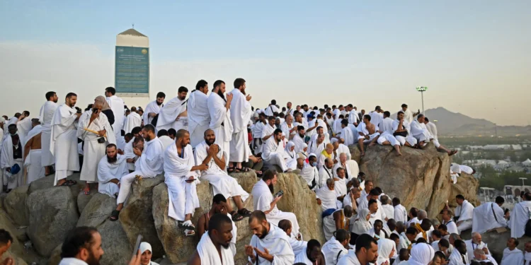 السعودية تعلن نجاح خطة تصعيد الحجاج إلى مشعر عرفات دون معوقات