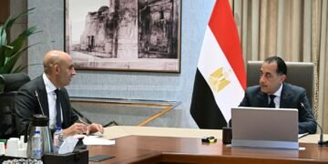 خلال لقاء رئيس الحكومة.. وزير التعليم يعلن انخفاض كثافة الفصول الابتدائية لــ 41 طالباً