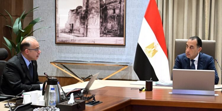 الحكومة تطلق المنصة الإلكترونية للمناطق الاستثمارية وتستهدف توفير 1.2 مليون وظيفة