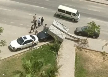 سقوط لوحة إعلانات يتلف سيارة بأكتوبر الجديدة