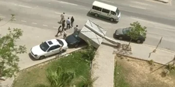 سقوط لوحة إعلانات يتلف سيارة بأكتوبر الجديدة