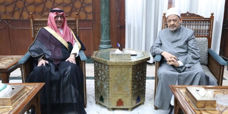 شيخ الأزهر يثمن جهود خادم الحرمين الشريفين في خدمة حجاج بيت الله