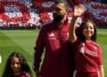 مدرجات أنفيلد تتزين بصور محمد صلاح في ليلة وداع تاريخية..وعائلة الملك في الملعب