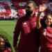 مدرجات أنفيلد تتزين بصور محمد صلاح في ليلة وداع تاريخية..وعائلة الملك في الملعب