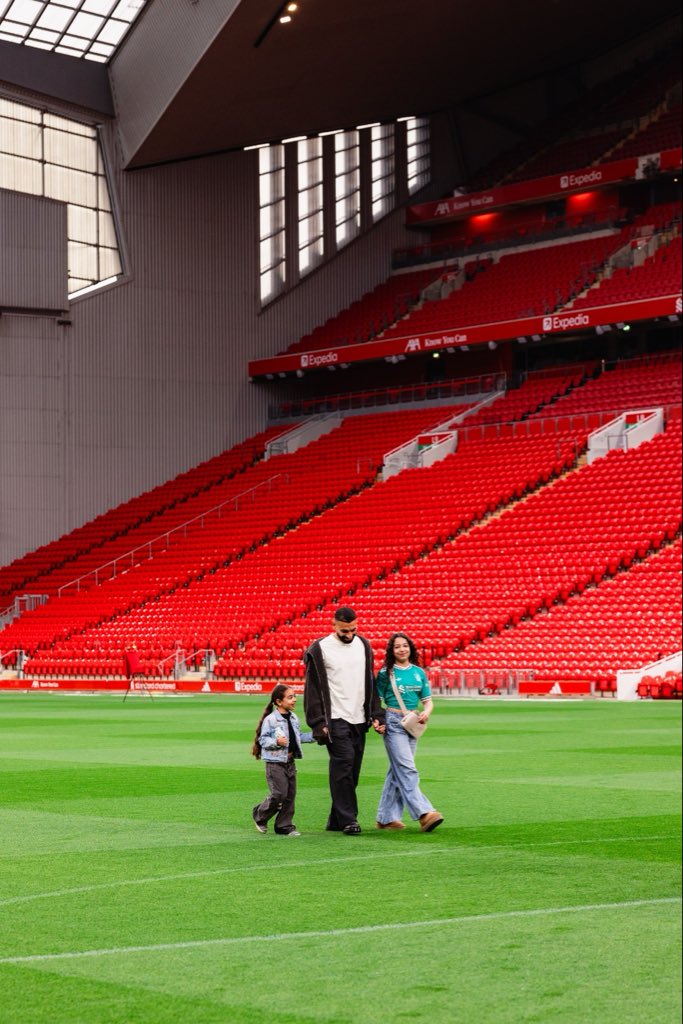 محمد صلاح يودع ملعب أنفيلد برفقة ابنتيه بطريقة مؤثرة.. صور