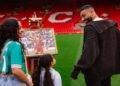 محمد صلاح يودع ملعب أنفيلد برفقة ابنتيه بطريقة مؤثرة.. صور