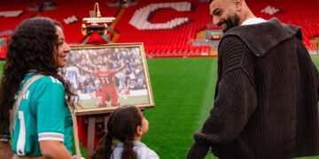 محمد صلاح يودع ملعب أنفيلد برفقة ابنتيه بطريقة مؤثرة.. صور