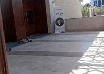 صور ولافتات بباب مسجد أبو شقة صباح اليوم استعدادًا لجنازة هاني شاكر