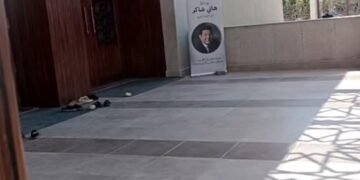 صور ولافتات بباب مسجد أبو شقة صباح اليوم استعدادًا لجنازة هاني شاكر