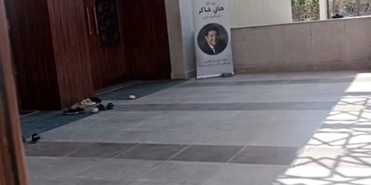 صور ولافتات بباب مسجد أبو شقة صباح اليوم استعدادًا لجنازة هاني شاكر
