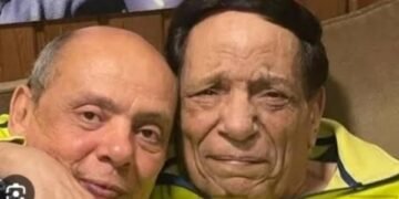 “لأول مرة يغيب عن صاحب السعادة”.. رسالة مؤثرة من أكرم السعدني لشقيق عادل إمام