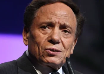 أسرة عادل إمام تحسم الجدل بشأن كتابة مذكرات الزعيم