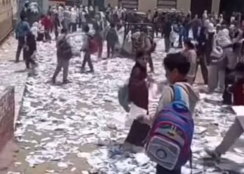 التعليم تحسم الجدل: فيديو تمزيق الكتب بالدقهلية قديم منذ 2019