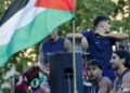 لامين يامال يثير تفاعلًا واسعًا بعد ظهوره رافعًا علم فلسطين خلال احتفالات تتويج برشلونة بالثنائية