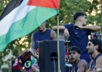 لامين يامال يثير تفاعلًا واسعًا بعد ظهوره رافعًا علم فلسطين خلال احتفالات تتويج برشلونة بالثنائية