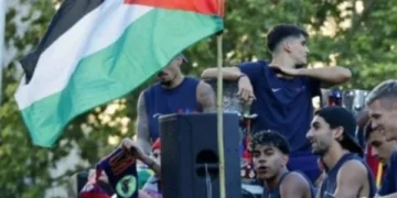 لامين يامال يثير تفاعلًا واسعًا بعد ظهوره رافعًا علم فلسطين خلال احتفالات تتويج برشلونة بالثنائية