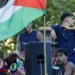 لامين يامال يثير تفاعلًا واسعًا بعد ظهوره رافعًا علم فلسطين خلال احتفالات تتويج برشلونة بالثنائية