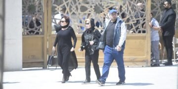 لبلبة وهالة سرحان تصلان مسجد أبو شقة للمشاركة في جنازة هاني شاكر