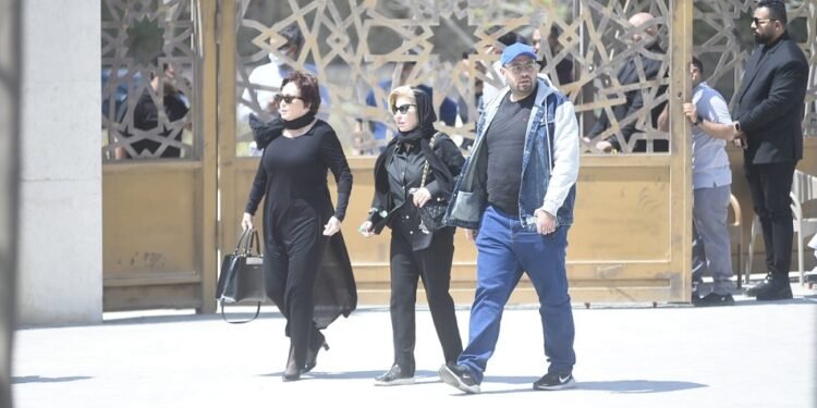 لبلبة وهالة سرحان تصلان مسجد أبو شقة للمشاركة في جنازة هاني شاكر