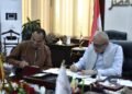 محافظ الأقصر يوقع أول عقد تقنين أراضٍ بمباني وفق القانون الجديد