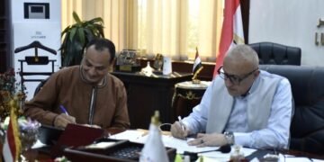 محافظ الأقصر يوقع أول عقد تقنين أراضٍ بمباني وفق القانون الجديد