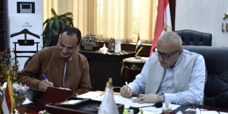 محافظ الأقصر يوقع أول عقد تقنين أراضٍ بمباني وفق القانون الجديد