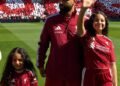 مدرجات أنفيلد تتزين بصور محمد صلاح في ليلة وداع تاريخية..وعائلة الملك في الملعب