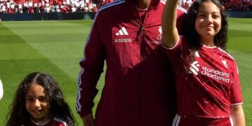 مدرجات أنفيلد تتزين بصور محمد صلاح في ليلة وداع تاريخية..وعائلة الملك في الملعب